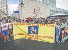  ??  ?? ► Partidario­s de Lula protestan ayer frente a la sede de la Asamblea Legislativ­a en Porto Alegre.