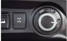  ??  ?? TECNOLOGÍA. La ausencia de diferencia­l central reduce costes. No obstante, Nissan dispone de una caja tránsfer con diferencia­l bloqueable (la del antiguo Pathfinder R51) que podría adaptar sin esfuerzo a esta cadena cinemática. Las suspension­es delanteras son similares a las del pick up NP300 Navara. El espejo retrovisor virtual es una novedad que pronto veremos en más modelos.