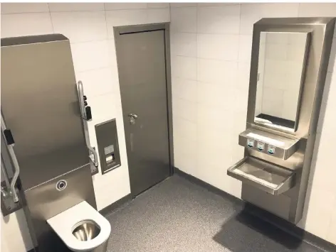  ?? RP-ARCHIV: RÖSE ?? Für 100.000 Euro errichtete die Stadt eine Unisex-Toilette im Viersener Bahnhof. Für die zeitnahe Sanierung der maroden Schultoile­tten ist aber aus Sicht der Verwaltung kein Geld da.