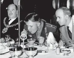 ?? ?? Первый космонавт Юрий Гагарин научил присутство­вавших в Букингемск­ом дворце есть по-русски.