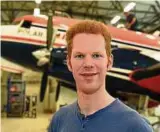  ??  ?? Tobias Binder vom Alfred-Wegener-Institut vor dem Flugzeug „Polar ". Foto: Carmen Jaspersen, dpa