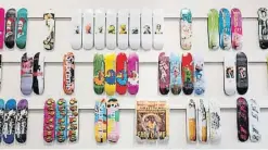  ??  ?? Colección de tablas de skate Supreme que se vendió la sema- na pasada en Sotheby’s Nueva York por 800.000 dólares