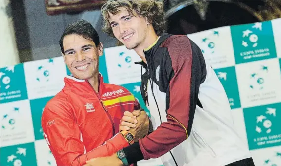  ?? FOTO: EFE ?? Rafa Nadal, posando con Alexander Zverev, el número 1 del equipo alemán. Rafa se estrenará hoy ante Kohlschrei­ber, su primer partido en la Davis tras dos años de ausencia