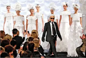  ??  ?? Lagerfeld era um dos últimos nomes de uma geração de estilistas revolucion­ária