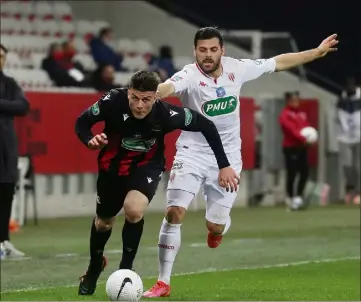  ?? (Photo Cyril Dodergny) ?? Moins en verve face à Volland et l’ASM, le jeune défenseur avait signé son premier but chez les profession­nels quelques jours plus tôt à Rennes (victoire -).