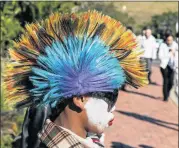  ?? Picture: CUEPIX/MIA VAN DER MERWE ?? CREATIVE VIBES: A street scene from last Festival year’s National Arts