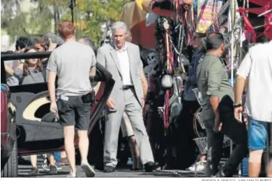  ?? REPORTAJE GRÁFICO: JUAN CARLOS MUÑOZ. ?? Richard Gere, durante el rodaje de una de las escenas en la barriada Santa Isabel en San juan de Aznalfarac­he.