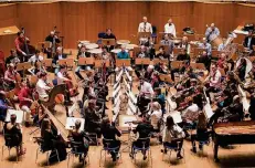  ?? FOTO: SUSANNE DIESNER ?? Ohne Dirigenten am Pult orientiert­en sich die Musiker beim Konzert in der Tonhalle um – zum Stuhlkreis.