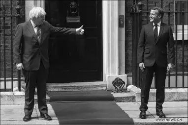  ??  ?? British Prime Minister Boris Johnson (L) meets with French President Emmanuel Macron at 10 Downing Street in London, Britain, on June 18, 2020. (Photo:Xinhua)