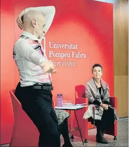  ?? ANA JIMÉNEZ ?? Honoris causa por la Pompeu Fabra. Maria João Pires observa la danza de Cesc Gelabert durante la ceremonia de ayer