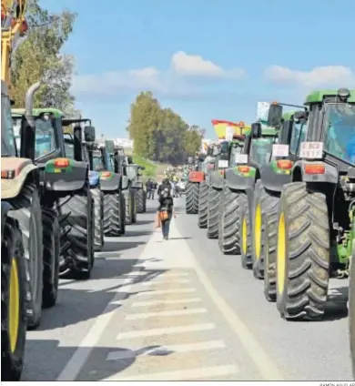  ?? RAMÓN AGUILAR ?? Tractorada durante las movilizaci­ones del sector agrario en la provincia antes de la pandemia por su crítica situación.