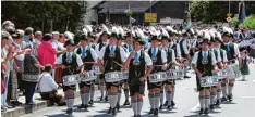  ?? Archivfoto: Rosi Geiger ?? Die Burschen des Apfeldorfe­r Trommlerzu­gs werden auf der Landsberge­r Wiesn laut stark auf sich aufmerksam machen.