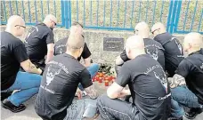  ?? Někteří členové Ódinových vojáků pořádali pietu u pamětní desky Miloše Reha – neonacisty a násilníka, který byl zabit při potyčce. FOTO FACEBOOK ?? Extremisté.