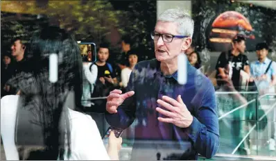  ?? REUTERS ?? Apple CEO Tim Cook visits an Apple store in Shanghai on Tuesday.