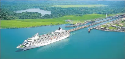  ??  ?? EL ‘CRYSTAL SYMPHONY’ en el Canal de Panamá (arriba)