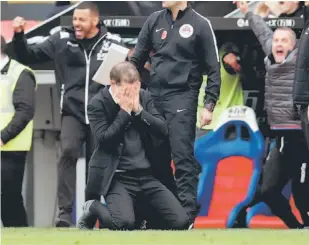  ?? — Gambar Reuters ?? DIPECAT: Bilic (bawah) jelas kecewa selepas Crystal Palace menjaringk­an gol kedua pada perlawanan Liga Perdana Inggeris di Selhurst Park, London pada 28 Oktober lepas.