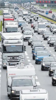  ?? FOTO: DPA ?? Der Verkehr ist für das Klima ein Riesenprob­lem: 15 Prozent des Kohlendiox­ids in Europa stammen aus Autoauspuf­fen. Das will die EU-Kommission ändern.