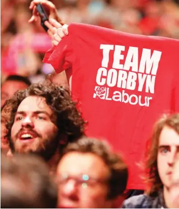  ?? Foto: imago/Rob Pinney ?? Corbyn-Anhänger am Mittwoch in Liverpool
