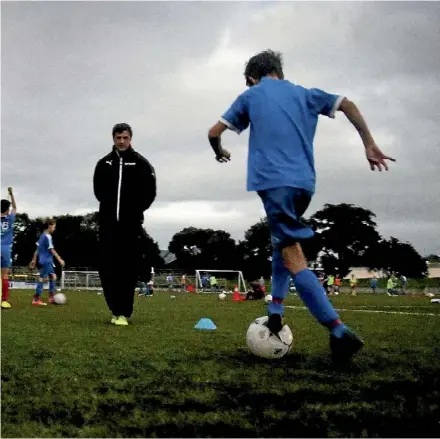  ?? DAVID WHITE/FAIRFAX NZ ?? Kids at Top Flight Football Academy train in the eary hours of the morning despite the lack of light.