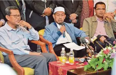  ?? PIC BY FAIZ ANUAR ?? Selangor Pas commission­er Sallehen Mukhyi (centre) speaking at a press conference in Shah Alam yesterday.