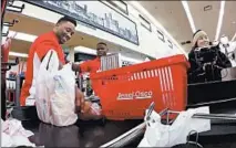  ?? CHICAGO BEARS VIDEO IMAGE ?? Chicago Bears running backs Benny Cunningham, left, and Tarik Cohen worked undercover as baggers at a Gurnee Jewel on Dec. 10.