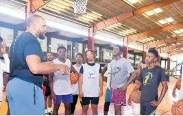  ?? ASHLEY ANGUIN/PHOTOGRAPH­ER ?? Jamaican basketball­er Samardo Samuels (left) talks to the P.H.A.S.E 1 Academy players during a training session at the Montego Bay Community College in St James last Saturday.