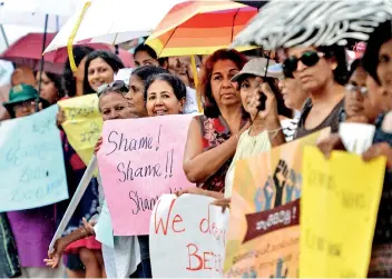  ??  ?? Sri Lankan civil activists demonstrat­e in Colombo amid an ongoing political crisis (Photo by ISHARA S. KODIKARA / AFP)