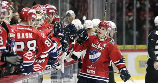  ?? FOTO: LEHTIKUVA/ANTTI AIMO-KOIVISTO ?? IFK-spelarna hade all orsak att fira inför hemmapubli­ken på måndagen.