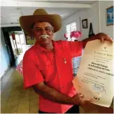  ??  ?? Gervasio Anaya con el certificad­o que lo acredita como Héroe del Trabajo. | foto: María Elena Javier