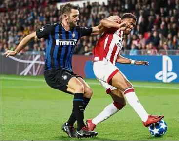  ?? — AP ?? That’s mine: Inter Milan defender Stefan de Vrij (left) vying for the ball with PSV Eindhoven’s Donyell Malen during the Champions League Group B match at the Philips Stadium on Wednesday.