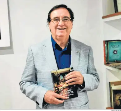  ?? GRANADA HOY ?? Francisco del Valle posa con su nueva novela, ‘La trama del Mencal’.