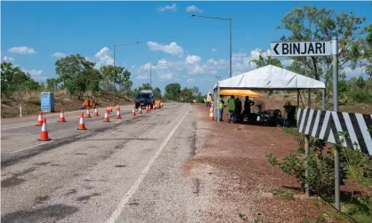  ?? Photograph: Katherine Morrow/AAP ?? A roadblock at Binjari during the seven-day lockdown in Katherine.