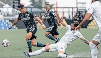  ?? /TWITTER L.A. GALAXY. ?? El mexicano Javier ‘Chicharito’ Hernández (izq.) es uno de los jugadores mejor pagados de la MLS con el Galaxy de Los Ángeles.