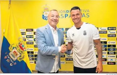  ?? UD LAS PALMAS ?? Vitolo, muy sonriente, en su presentaci­ón como nuevo jugador de Las Palmas.