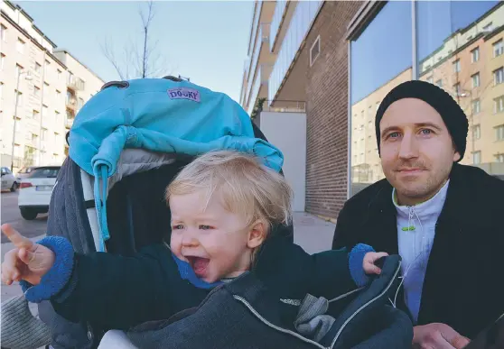  ?? FOTO: ULRICA ANDERSSON ?? FÖRBÄTTRIN­G. Äntligen plockas byggskräpe­t undan ordentligt, tycker Ursviksbor­na Sebastian Nordén och 15 månader gamla Noah.