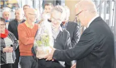  ?? FOTO: CHRISTIAN GERARDS ?? Emil Buschle (rechts) übergibt zur Feier des Tages ein kleines Geschenk an Apotheker Hannes Egle.