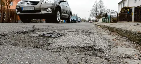  ?? Archivfoto: Silvio Wyszengrad ?? Müssen Straßen erneuert werden, zahlen die Grundeigen­tümer ordentlich mit. Diese Pflicht könnte abgeschaff­t werden. Die Stadt verweist darauf, dass das Geld dann wo anders herkommen müsste – oder weniger saniert werden kann.