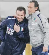  ??  ?? Antonio Cassano in visita alla Nazionale con Prandelli