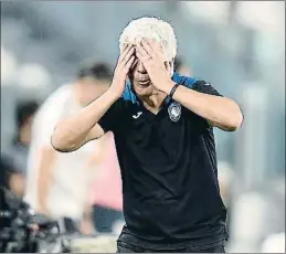  ?? ALESSANDRO DI MARCO / EFE ?? Gian Piero Gasperini, técnico del Atalanta, durante el partido