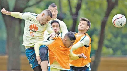  ??  ?? | Pablo Aguilar muestra su mejor arma en el entrenamie­nto, los remates con la cabeza