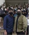  ?? ■ FOTO: VINCENT YU/AP/TT ?? ■ Joshua Wong (till vänster) framför domstolsby­ggnaden tillsamman­s med aktivister­na Ivan Lam och Agnes Chow, som också står inför rätta.
