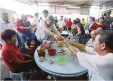  ??  ?? MAH bersama Syed Abdul Razak (kiri) ketika mengadakan lawatan mesra ke medan selera Pasar Desa Jaya, Kepong.