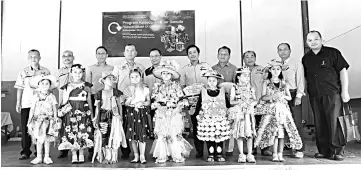  ??  ?? Ahmad (fourth left), Harris (fifth left), Burhanuddi­n (fifth right) and Ahkim (fourth right) alongside MPP councillor­s and Trienekens staff in a group photo with SK Garland’s eco-fashion contestant­s.