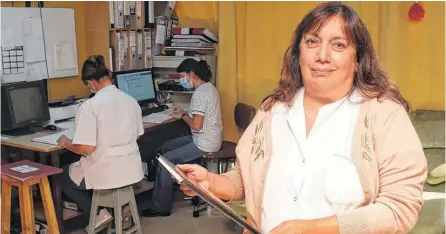  ??  ?? LA DRA. Vanesa Fernández, jefa del Servicio de Medicina Transfusio­nal del hospital Penna, se recuperó del Covid-19.