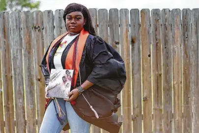  ?? Elizabeth Conley / Staff photograph­er ?? Anaiya Jackson, a senior at Scarboroug­h High, had hoped to attend graduation to honor her late grandmothe­r.