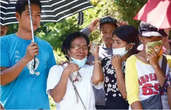  ?? SUNSTar FoTo / alaN TaNGCaWaN ?? TEARS OF
GRIEF. (From left) Relatives and neighbors of Constancio and Crisenta Petalco attended their burial last Friday. The couple were killed during last Tuesday’s clash.