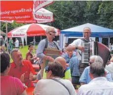  ?? FOTO: RAPP-NEUMANN ?? Beim Gartenfest der Schützengi­lde schrammelt­en Manne und Roland die Gewitterwo­lken einfach weg.