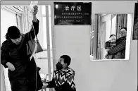  ?? ZHAI YUJIA / CHINA NEWS SERVICE ?? A child with the flu is given an intravenou­s drip at the First Hospital of Hebei Medical University in Shijiazhua­ng, Hebei province, on Friday. Hospitals in many parts of China have seen a rising number of people seeking treatment for cold.