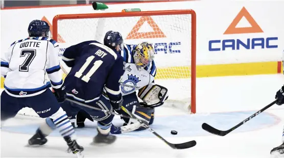  ?? PHOTO AUDRÉ KIEFFER, AGENCE QMI ?? Appelé en relève à Alexis Shank, chassé du match après avoir accordé 3 buts sur 11 tirs, le gardien des Saguenéens Zachary Bouthillie­r a repoussé les nombreuses attaques du Phoenix, dont celle-ci, menée par Nicolas Roy.