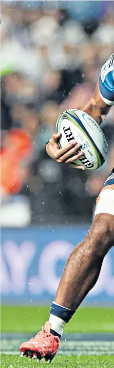  ??  ?? Irresistib­le: Hoskins Sotutu in full flow for Auckland Blues, for whom he is in outstandin­g form, against Waikato Chiefs